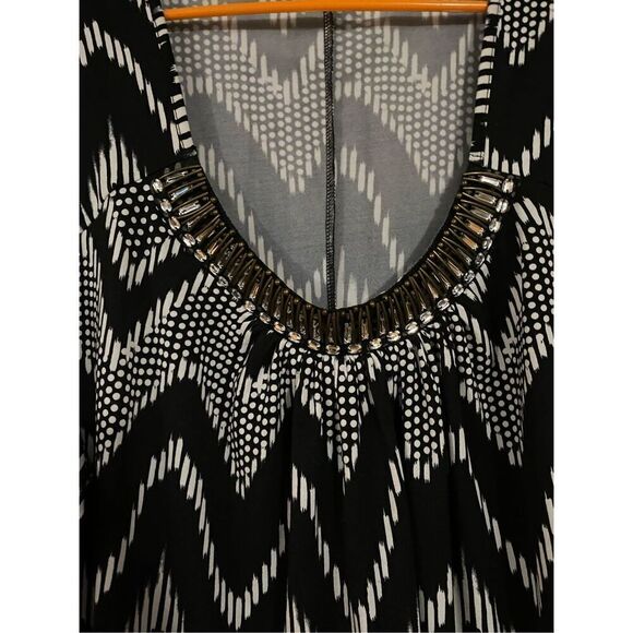Avenue Black And White Chevron Print Detailed Neck Bat Wing Top Size 22/24 - Picture 4 of 6
